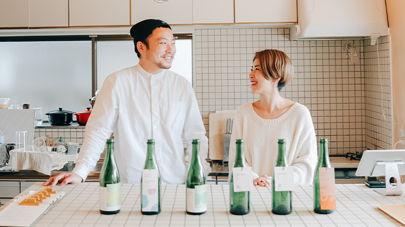 左から「haccoba -Craft Sake Brewery-」代表 佐藤太亮氏、同ブランドディレクター 佐藤みずき氏