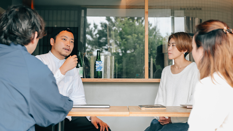 「haccoba -Craft Sake Brewery-」のメンバーが話している様子