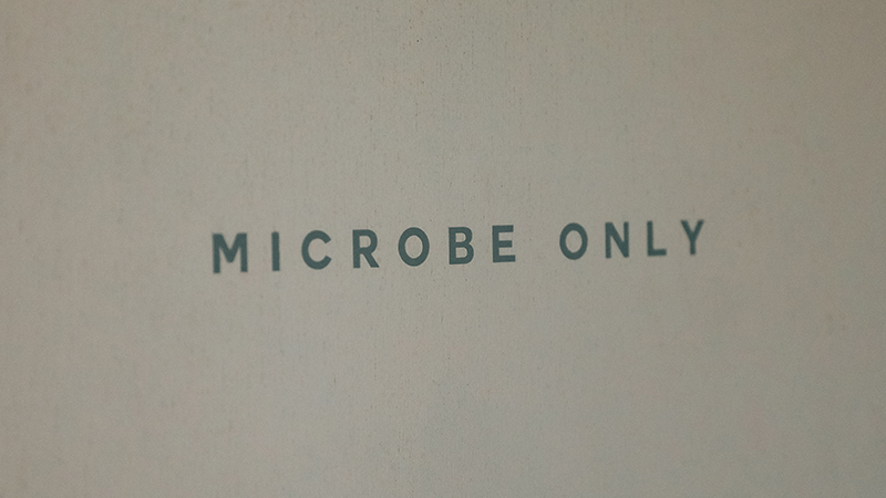 醸造エリアの扉には「微生物オンリー」の文字。遊び心にニヤリとしてしまう