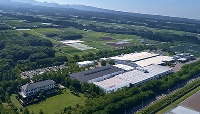 緑豊かな場所にある赤城工場。ソーラーパネルを設置し、環境に配慮したものづくりを行なっている。（写真提供：キヤノン電子株式会社）