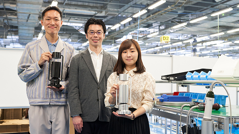 「albos Light＆Speaker」開発担当 本多健一氏（キヤノン電子株式会社／HMI事業推進部 課長）、同マーケティング担当 川崎慶太郎氏（キヤノンマーケティングジャパン株式会社／コンスーマ新規ビジネス企画部）、同デザイン担当 古川絵里奈氏（キヤノン電子株式会社／デザイン研究室）