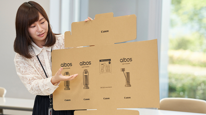 デザイナーの古川氏。担当した梱包パッケージには環境に配慮した段ボールを採用し、海外進出も視野に入れたデザインとなっている。