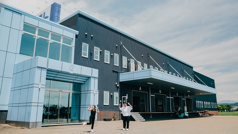 工場と編集部の田中さん、米谷さん。