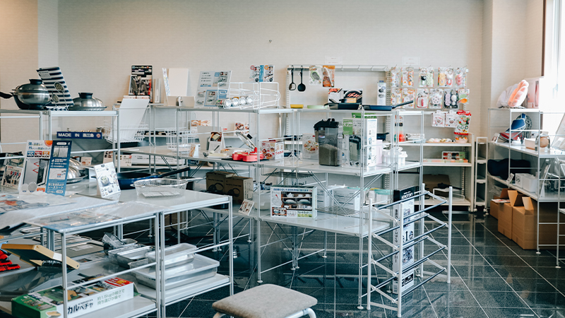 多くのアイテムが展示された商談用ショールーム