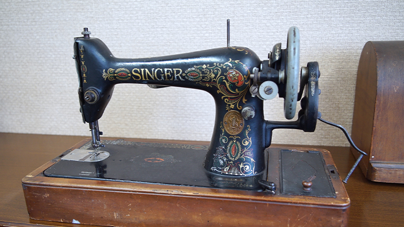 1910年、米・ニュージャージー州製。空襲を免れた“奇跡のミシン”は、今も大切に工場長がメンテナンスをしている。