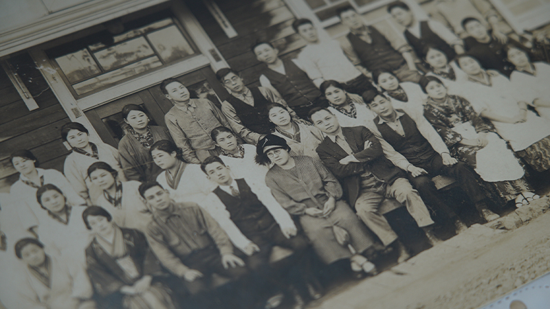 中央で帽子を被っているのがゑきさん。写っている女性のほとんどが和装の中、一人だけ洋装で帽子をかぶっているのもハイカラ。